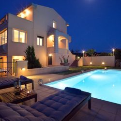 How To Select The Finest Long-Term Private Villa Rental Services?