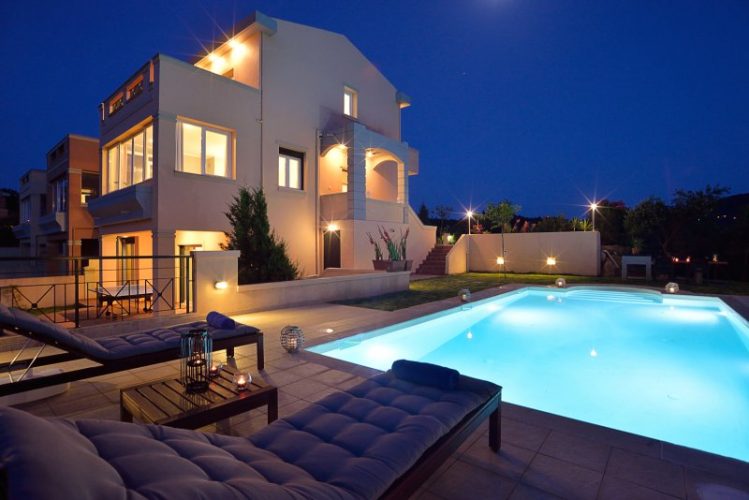 How To Select The Finest Long-Term Private Villa Rental Services?